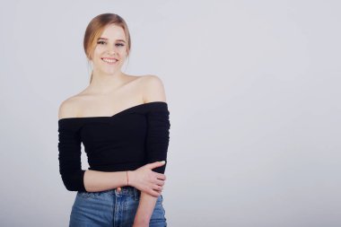 Beyaz arka planda gülümseyen sarışın öğrenci. Metin veya ürün için boş boşluk.