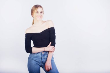 Beyaz arka planda gülümseyen sarışın öğrenci. Metin veya ürün için boş boşluk.