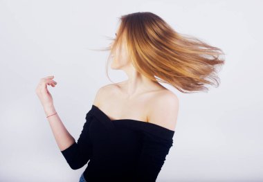 Güzel saçlı sarışın bir kız. Saç bakımı, kız dansı, gülümseme..