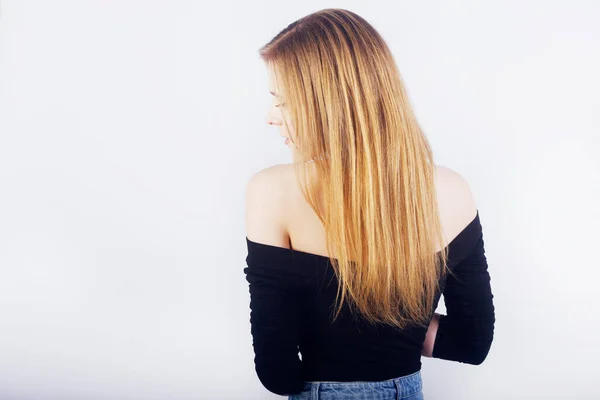 Haarverzorging Het Meisje Staat Met Haar Rug Blond — Stockfoto