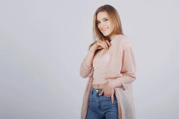 Uma Menina Com Uma Camisola Rosa Fica Fundo Branco Estudante — Fotografia de Stock