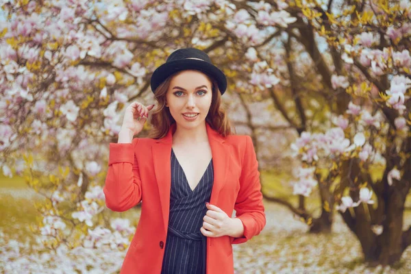 Ein Mädchen Herbstkleidung Roter Jacke Und Hut Vor Einem Baum — Stockfoto