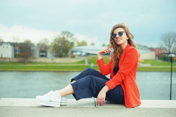 Schöne Mädchen Mit Sonnenbrille Flussufer Mädchen Sitzen Auf Der Seebrücke — Stockfoto