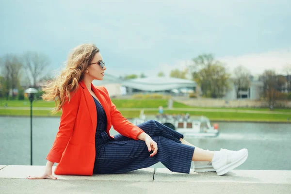 Une Fille Est Assise Jetée Sur Fond Rivière Vêtements Automne — Photo