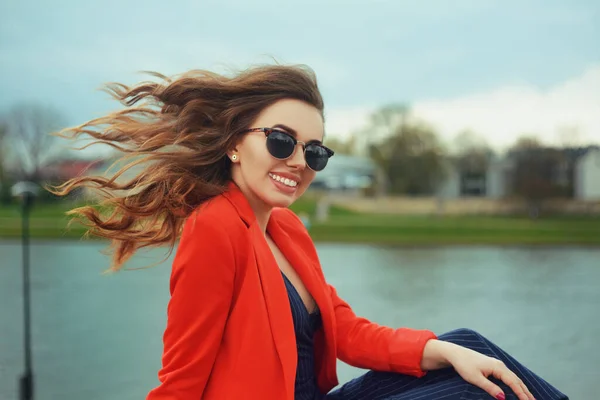 Hermosa Chica Con Gafas Sol Orillas Del Río Chica Sentada —  Fotos de Stock