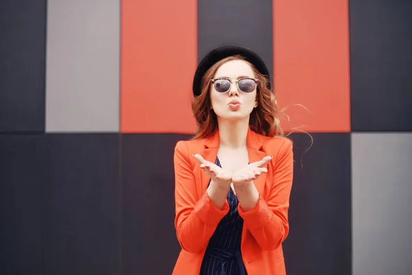 Linda Mujer Joven Encantadora Gafas Sol Chaqueta Roja Sombrero Pie —  Fotos de Stock