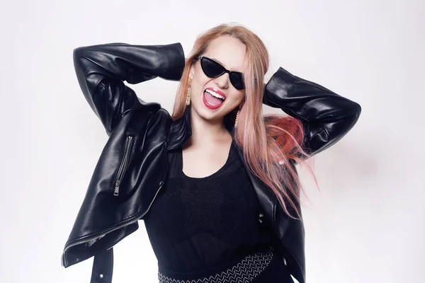 Mädchen Mit Pinkfarbenen Haaren Brille Und Schwarzer Kleidung Lederjacke Schwarzer — Stockfoto