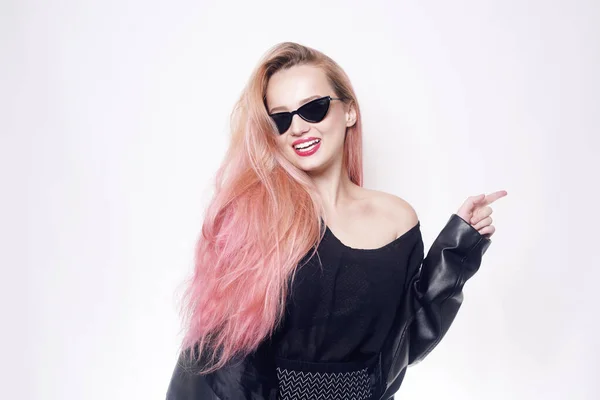 Ein Mädchen Mit Rosafarbenen Haaren Brille Und Schwarzer Kleidung Zeigt — Stockfoto