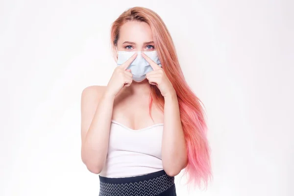 Rózsaszín Hajú Lány Maszkban Egy Orvosi Maszkban Orvosi Maszkot Mutat — Stock Fotó