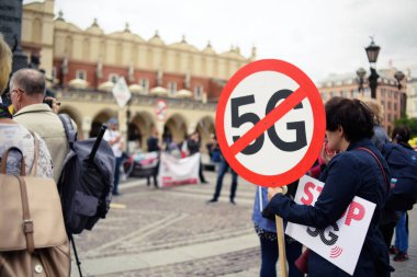 Polonya, Krakow. 5G kulelerine karşı 09 / 26 / 2020 Protesto, Wi-Fi 'ye karşı miting.