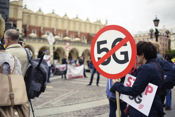 Polonya, Krakow. 5G kulelerine karşı 09 / 26 / 2020 Protesto, Wi-Fi 'ye karşı miting.