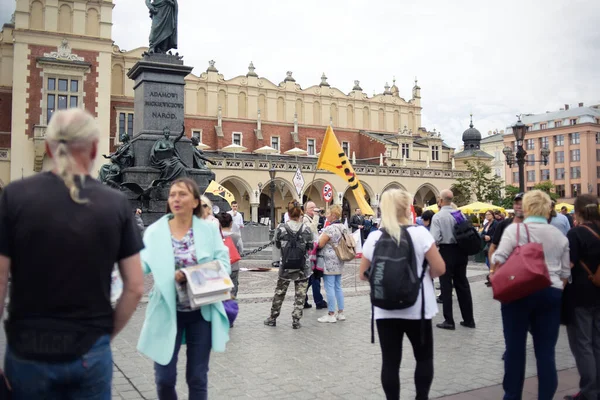Polonya, Krakow. 5G kulelerine karşı 09 / 26 / 2020 Protesto, Wi-Fi 'ye karşı miting.