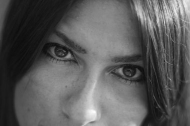 Genç kadın portre siyah ve beyaz. Gözleri detay.