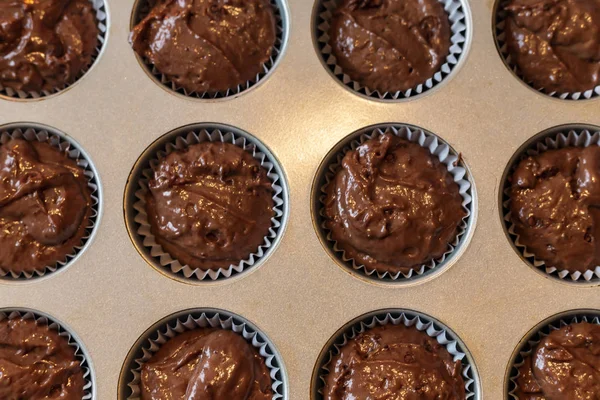 Draufsicht Auf Schokoladenmuffins Metallblech Vor Dem Backen Geometrische Komposition Muster — Stockfoto