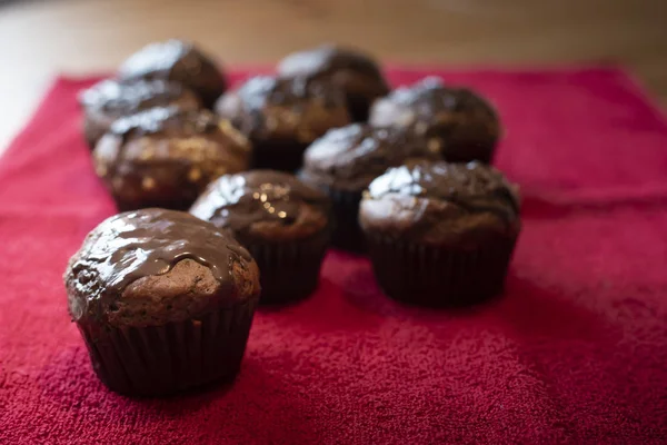Muffins Σοκολάτας Κλείστε Επάνω Κόκκινο Πανί — Φωτογραφία Αρχείου