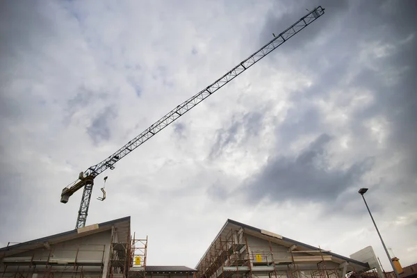 Dettaglio Tetto Cantiere Residenziale Con Gru Torre Diagonale Centro Del — Foto Stock