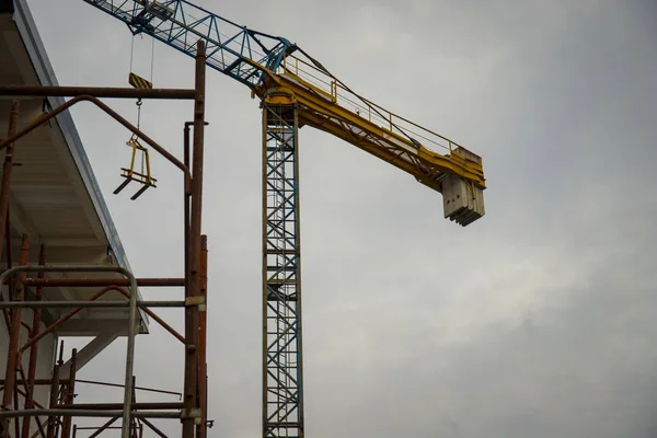 Turmdrehkran Auf Einer Wohnbaustelle Mit Kopierraum Trüben Grauen Himmel — Stockfoto