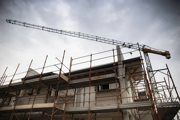 Detail Einer Wohnbaustelle Mit Gerüsten Und Turmdrehkran Mit Wolkengrauem Himmel — Stockfoto