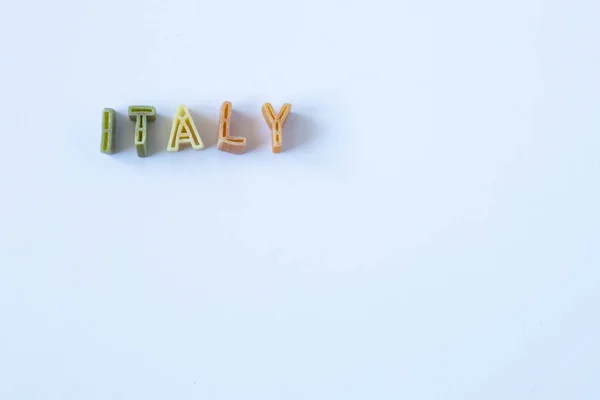 Słowo Włochy Składa Się Liter Prawdziwe Makarony Barwach Włoskiej Flagi — Zdjęcie stockowe