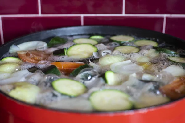 Rød Gryte Med Grønnsakssuppe Nærkontakt Med Skum Bobler – stockfoto