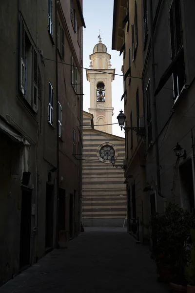 Allee mit Blick auf die Heilige Maria in Fontibus, Albenga — Stockfoto