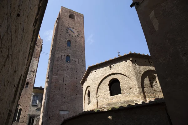 Baptisterium a občanská věž, Albenga, Itálie. — Stock fotografie