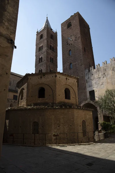 Baptisterium a věže, Albenga, Itálie. — Stock fotografie