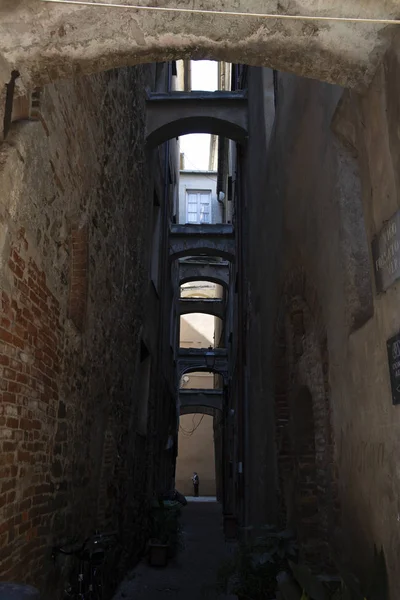 Callejón con arcos de piedra. Albenga, Italia . — Foto de Stock