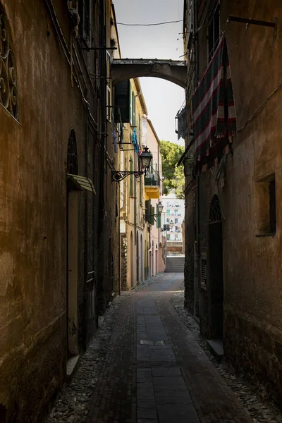 Malebná úzká ulička v Albenga, Itálie. — Stock fotografie