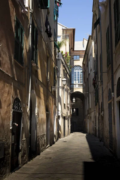 Albenga pitoresk dar sokak, İtalya. — Stok fotoğraf