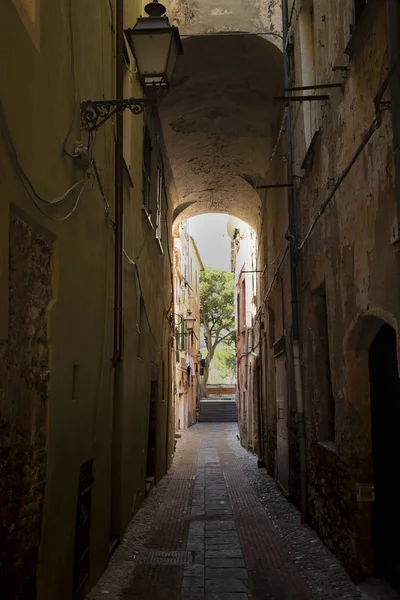 Malebná úzká ulička v Albenga, Itálie. — Stock fotografie