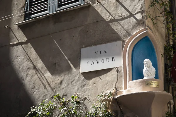 Via Cavour, St Mary adak aedicule ile birlikte. Albenga, İtalya. — Stok fotoğraf