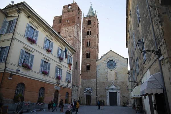 St michael square, albenga, ligurien, italien. — Stockfoto