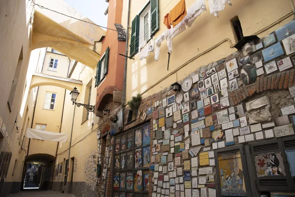 Albenga sapan bölgesinde kutlama işaretleri ile Duvar — Stok fotoğraf