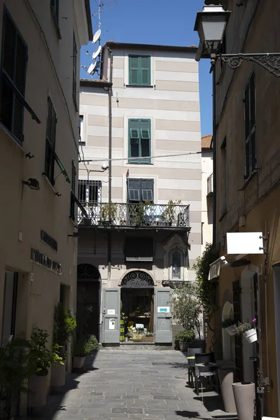 Albenga street view, italien. — Stockfoto