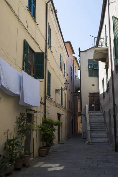 Albenga street view, italien. — Stockfoto