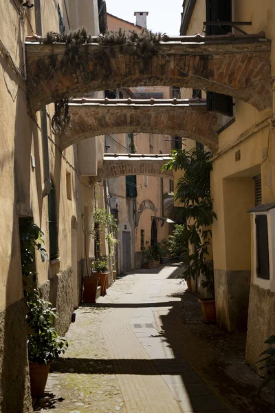 Albenga – starý pouliční výhled, Itálie. — Stock fotografie