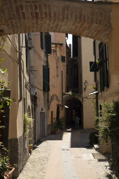 Albenga Old Street View, Włochy. — Zdjęcie stockowe