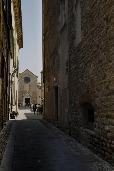 Steegje met uitzicht op de kathedraal van Albenga — Stockfoto