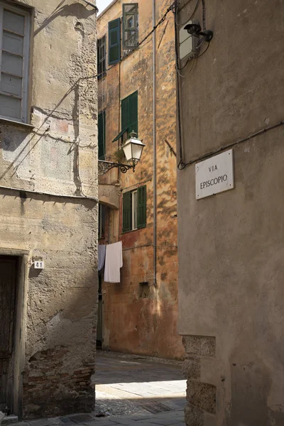 Pohled na Episcopo Street ve starém městě Albenga, Itálie — Stock fotografie