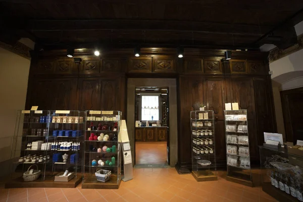 Interiores de la antigua farmacia Camaldoly — Foto de Stock