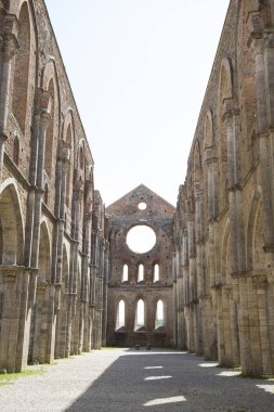 Güneşli bir günde San Galgano Manastırı'nın merkezi nef. chiusdino, toskana, İtalya.