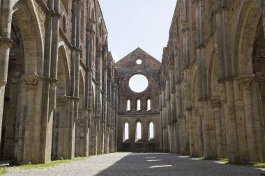 San Galgano Manastırı'nın ön cephesinin içi.