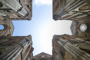 San Galgano manastırının alttan yukarı görünümünde çapraz şekil 