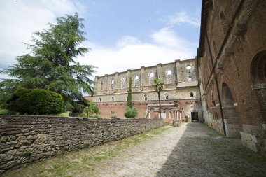 Dışarıdan San Galgano manastırı.
