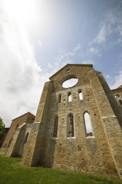 Dışarıdan San Galgano manastırı cephesi.