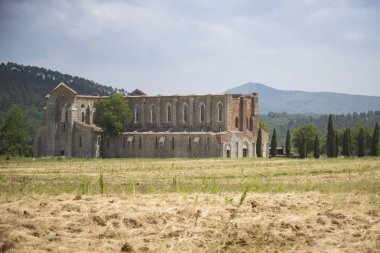 Alanlarda san galgano manastırıuzak görünümü.