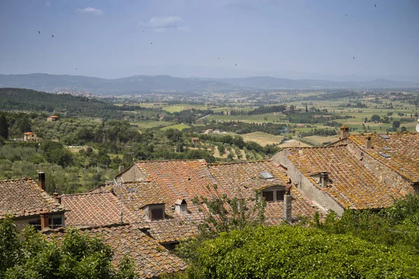 Paisaje rural en Toscana con tejados . — Foto de Stock