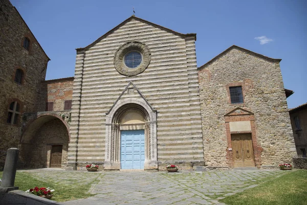 Kostel San Francesco v Lucignano, Itálie. — Stock fotografie