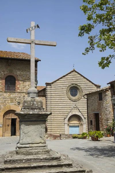 Památník křesťanského kříže v centru středověké vesnice o — Stock fotografie